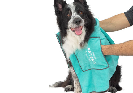 Artero Zumba Microfiber Grooming Towel 100x50cm – Quick-Dry Design with Hand Pockets