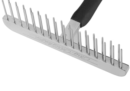 Chris Christensen T-Rake Large – Double-Row Cross-Shaped Currycomb with 31 Teeth, Ergonomic Design