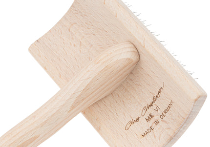 Chris Christensen Mark VI Medium Curved Slicker Brush – Ergonomic Handle, Flexible Pins for Gentle Grooming