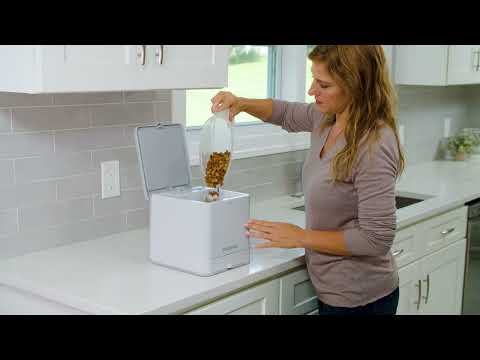 PetSafe Teach & Treat Remote Reward Trainer – Automatic Treat Dispenser, Interactive Training Tool