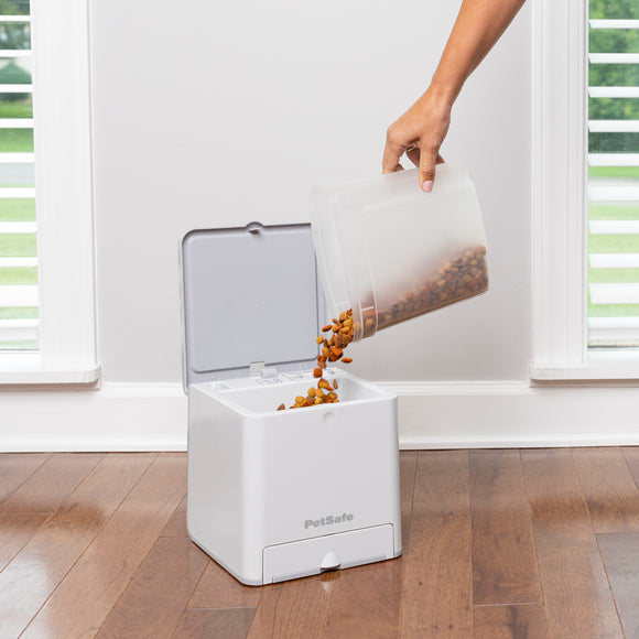 PetSafe Teach & Treat Remote Reward Trainer – Automatic Treat Dispenser, Interactive Training Tool